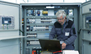Automaticien devant armoire électrique